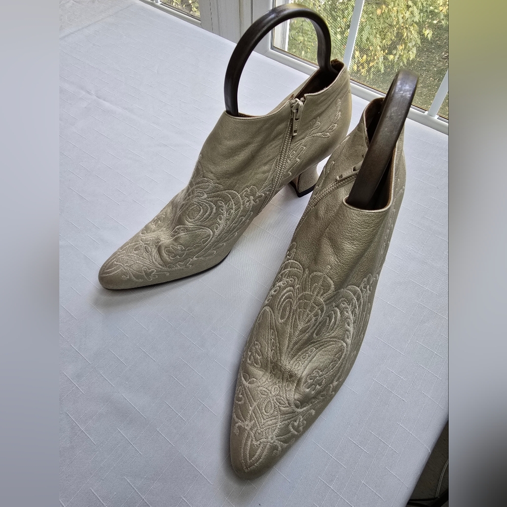 Paloma Stone Color Embroidered Ankle Boots Italian Sz 10 Leather Sole